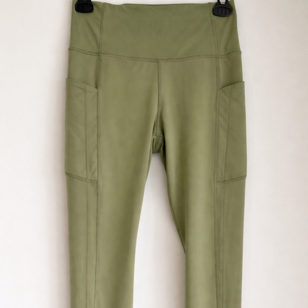 Athleta Ultimate Stash Sage Green 7/8 Leggings